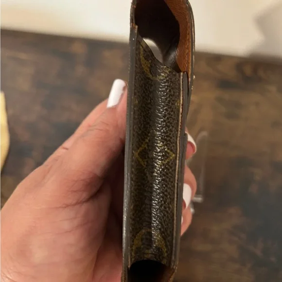 Authentic LV Case- includes dust bag - Picture 5 of 9